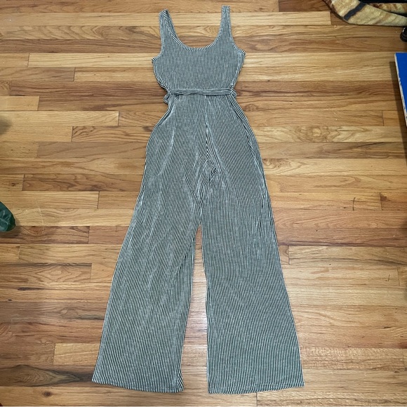 Women’s jumpsuit/pantsuit/romper - Picture 2 of 4